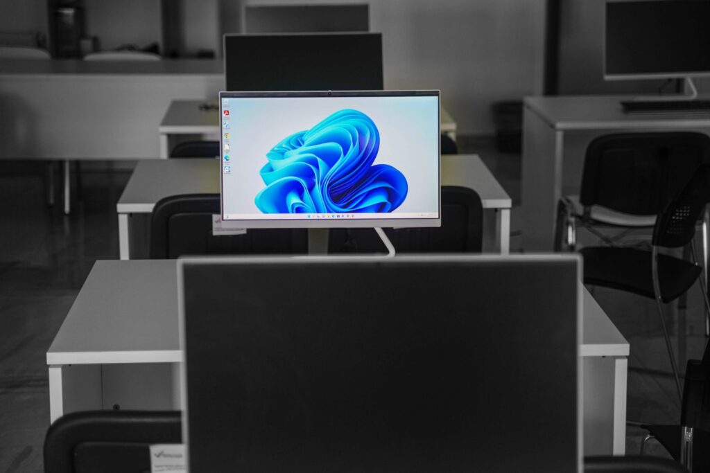 Oude laptop waarop Windows 11 wordt geïnstalleerd